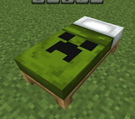 Creeper-themed bed with green pattern.