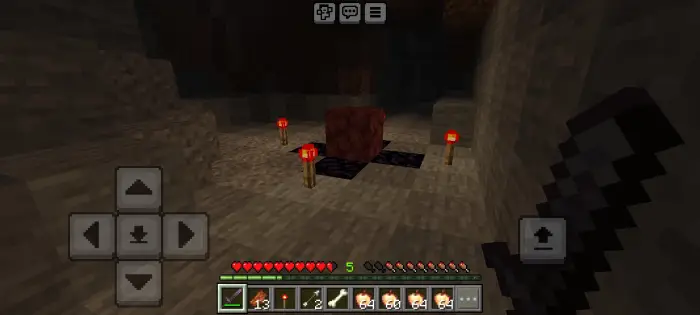 Local ritual&iacute;stico alternativo com tochas de redstone em caverna.